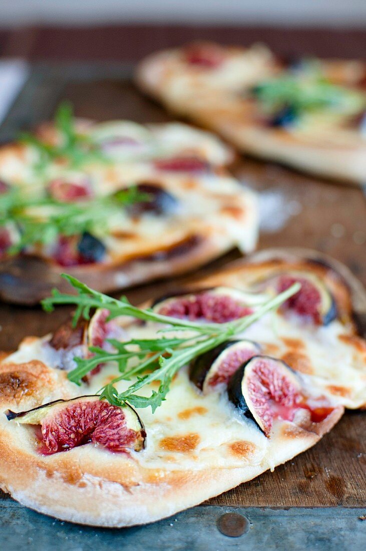 Flat bread pizzas with figs and cheese