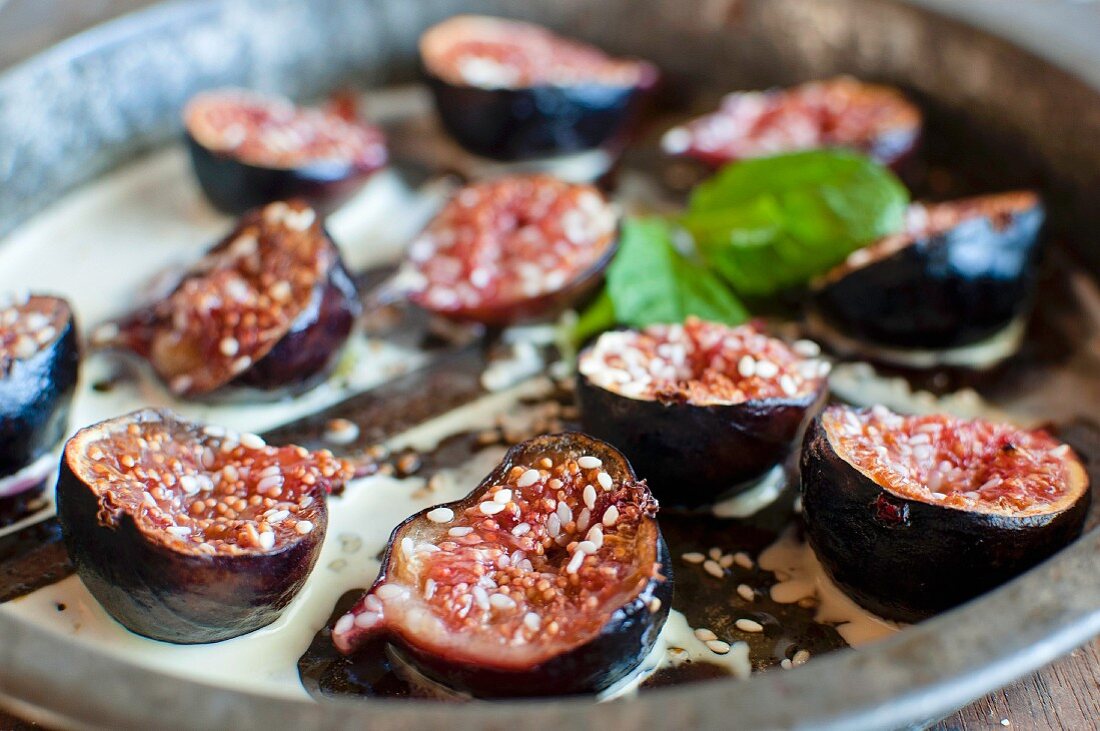 Roasted figs with sesame seeds