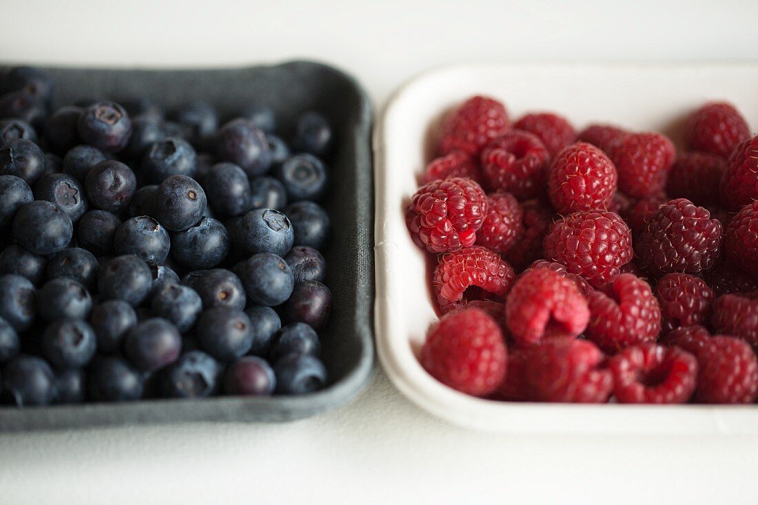 Blueberries and raspberries in bowls