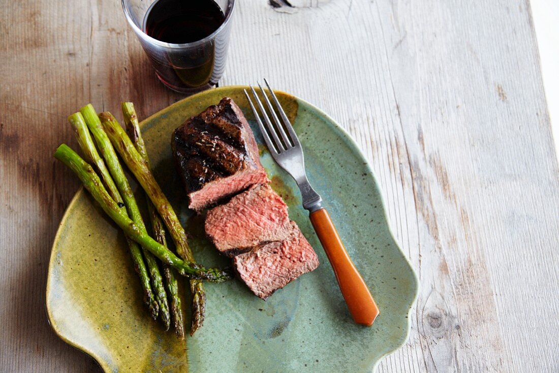 Büffel Strip Steak mit grünem Spargel