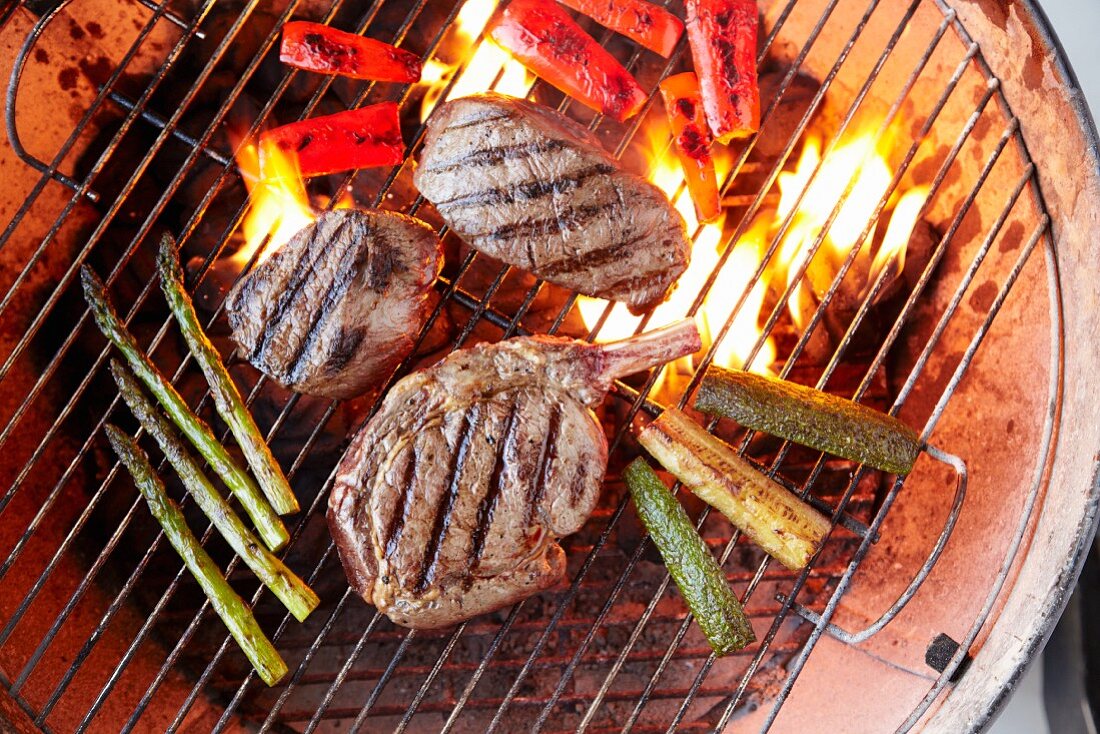 Büffelsteaks & Gemüse auf Grill (Aufsicht)