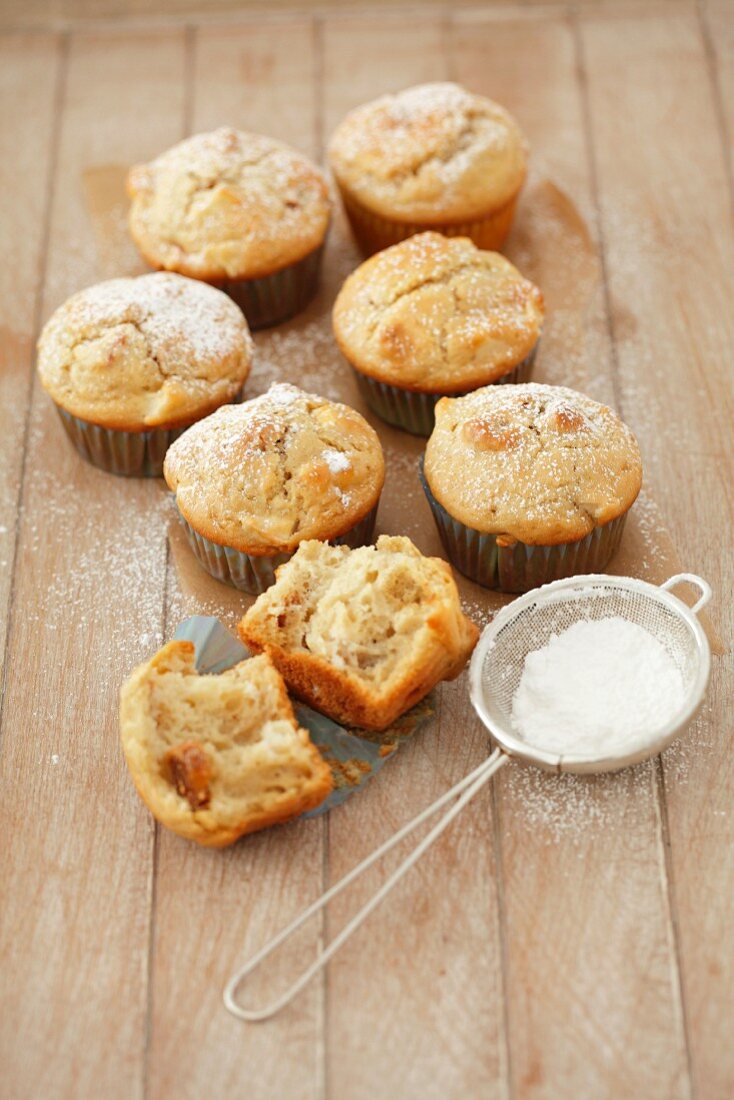 Apple muffins with dried figs and icing sugar