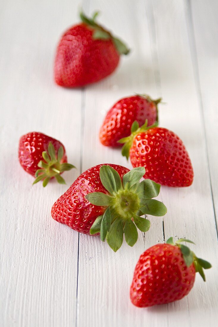 Frische Erdbeeren auf weißem Holzuntergrund