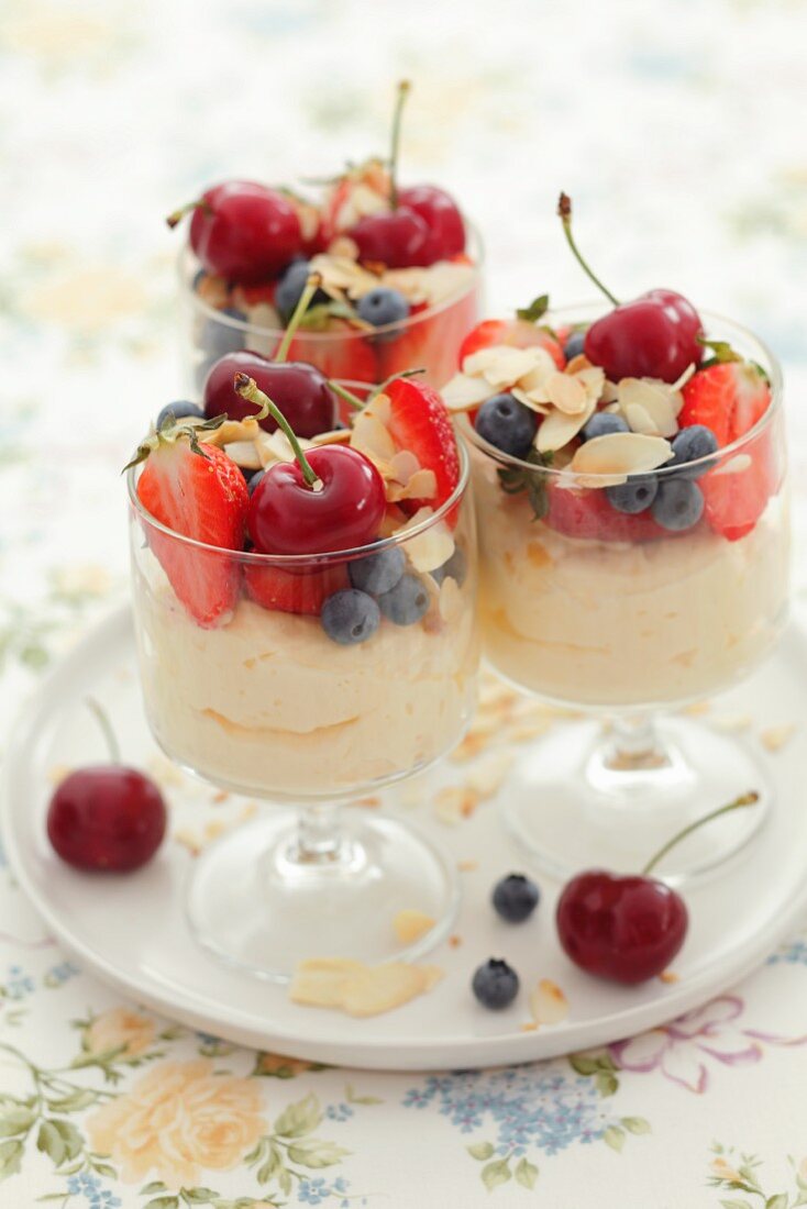 Vanilledessert mit Früchen und Mandelblättchen