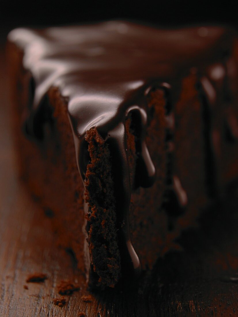 Chocolate cake with chocolate glaze (close-up)