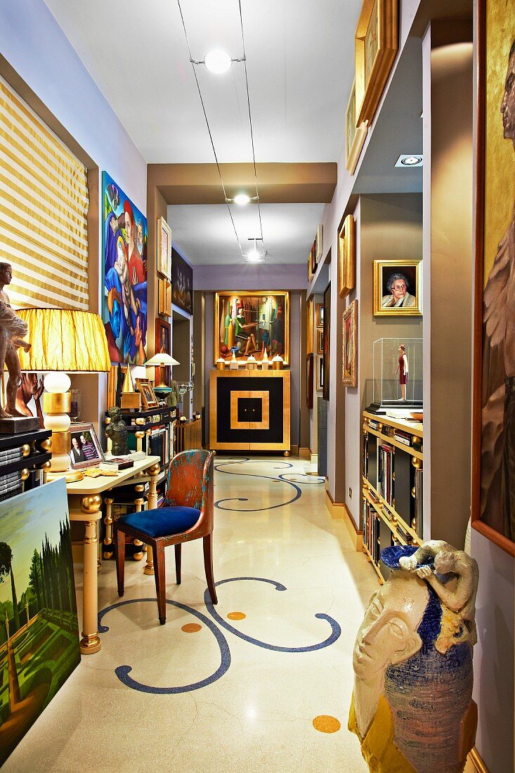 Als Kunstgalerie fungierender Flur mit modernen Kunstobjekten, Gemälden und vergoldeten Möbeln
