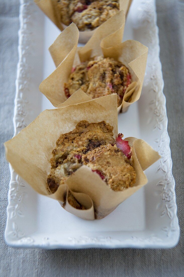 Bananen-Erdbeer-Muffins in Förmchen aus Backpapier