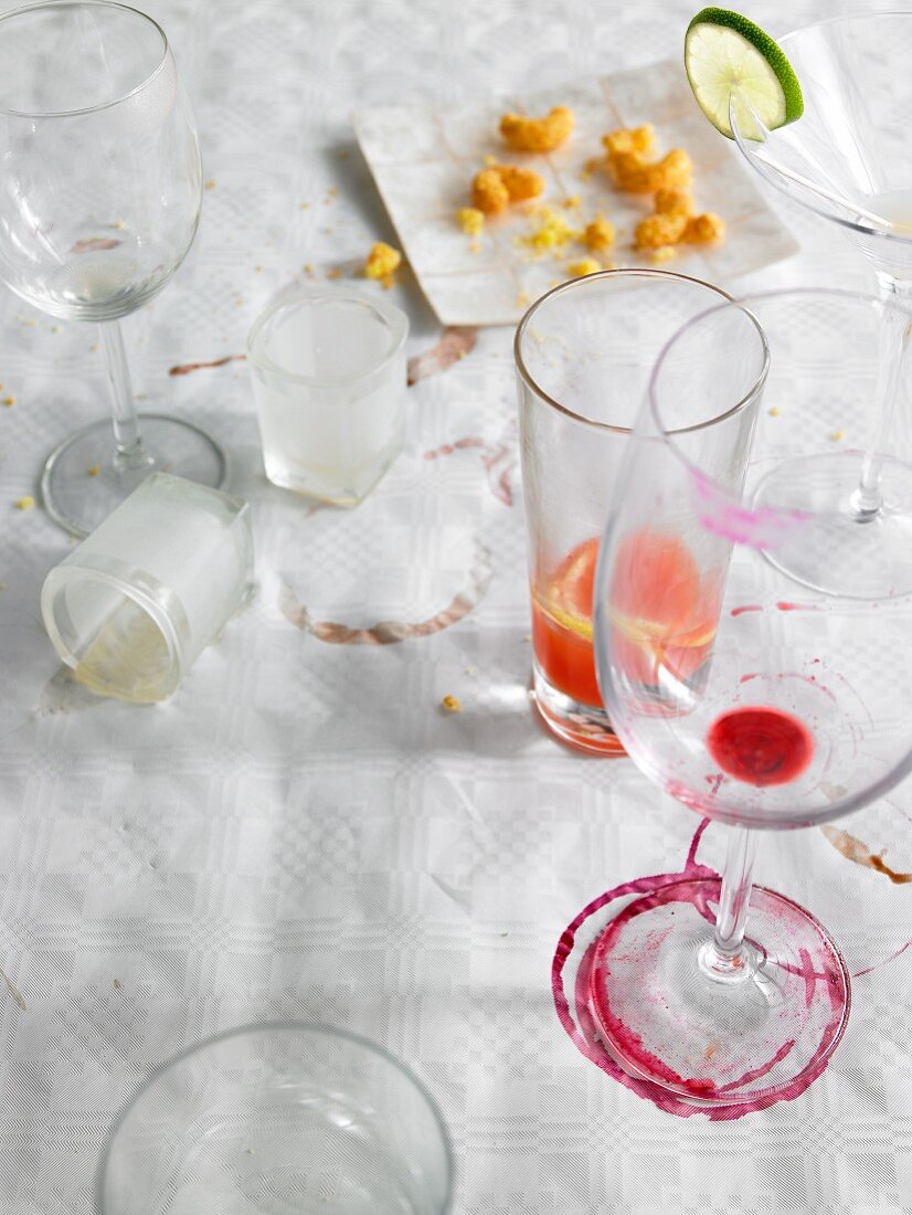 Essensreste und ausgetrunkene Gläser auf Tisch