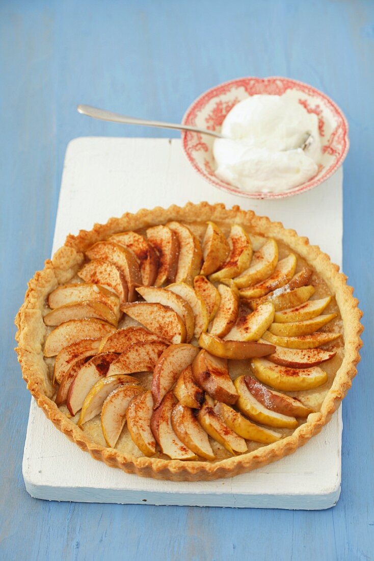 Apple tart with cream