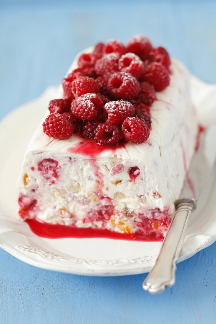 Gefrorener Mascarponekuchen mit Trockenfrüchten, Nüssen und Himbeeren