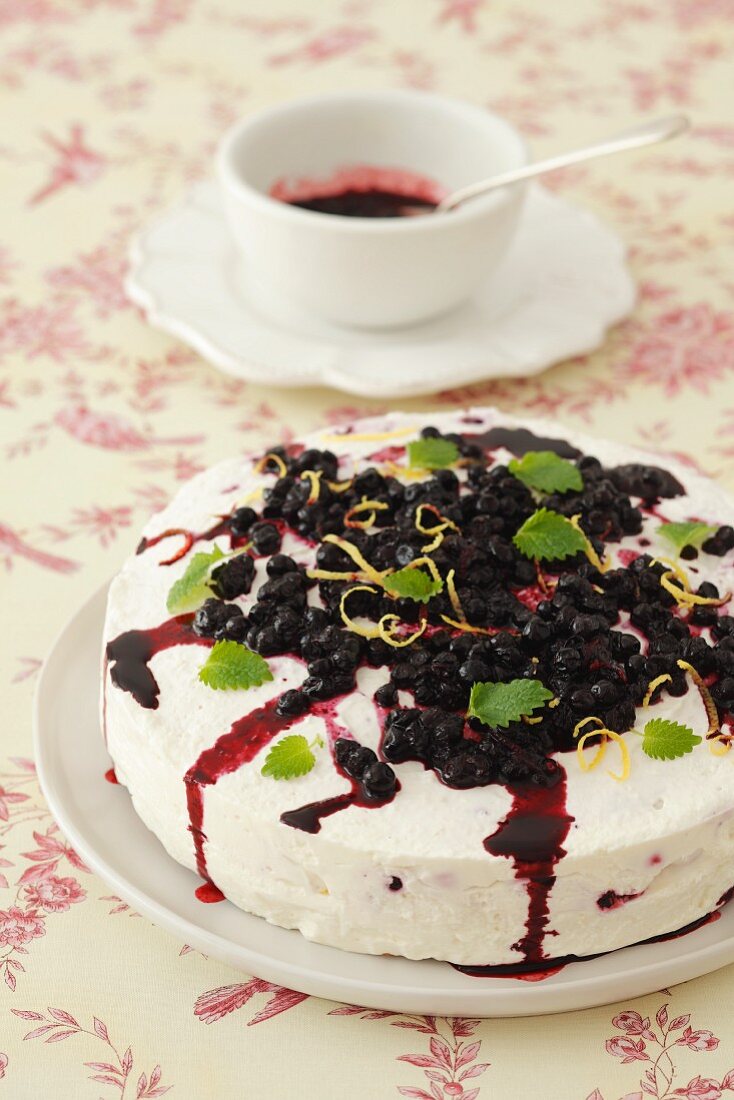 Käsekuchen mit weisser Schokolade und Heidelbeeren