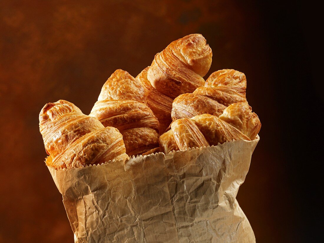 Croissants in einer Papiertüte