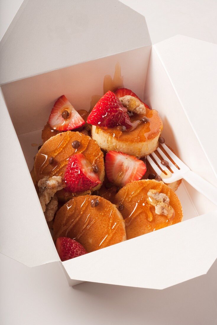 Mini-Pancakes mit Erdbeeren, Nüssen & Ahornsirup in Pappschachtel