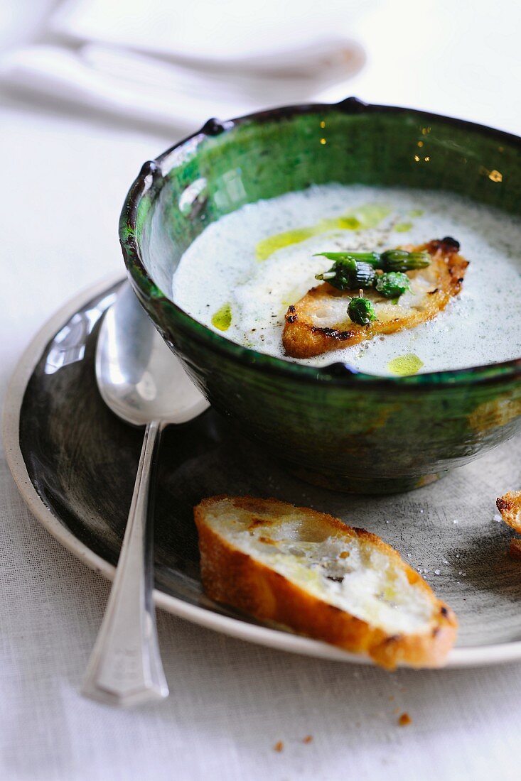 Brennesselsuppe mit Röstbrot