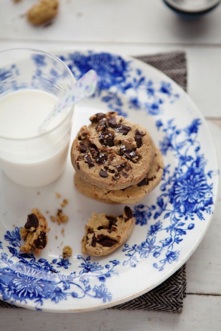 Chocolate chips cookies with a pinch of salt and a glass of milk
