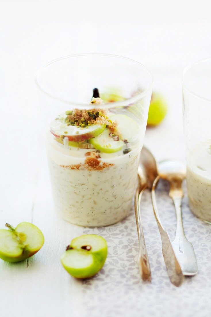 Coconut rice pudding with green apples