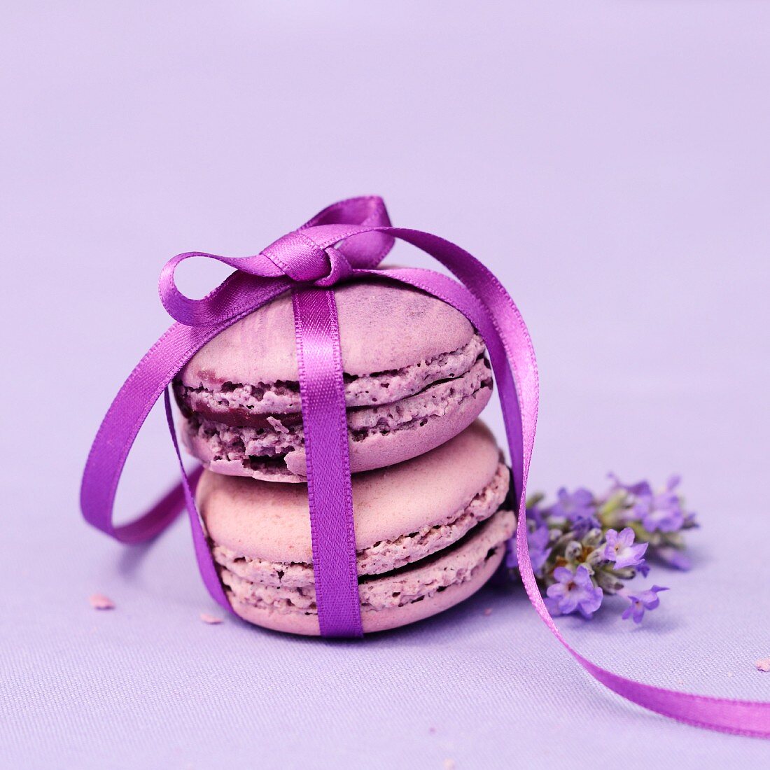 Macarons mit Geschenkband und Lavendelblüten