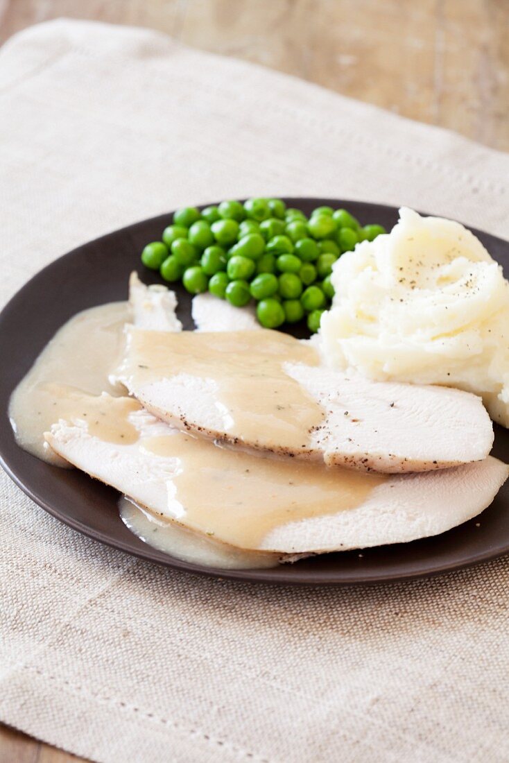 Putenscheiben mit Gravy, Kartoffelpüree und Erbsen