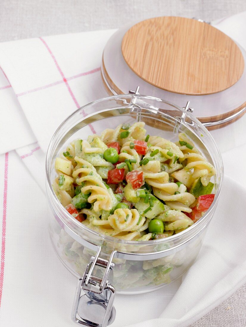 Nudelsalat mit Gemüse im Glas fürs Picknick