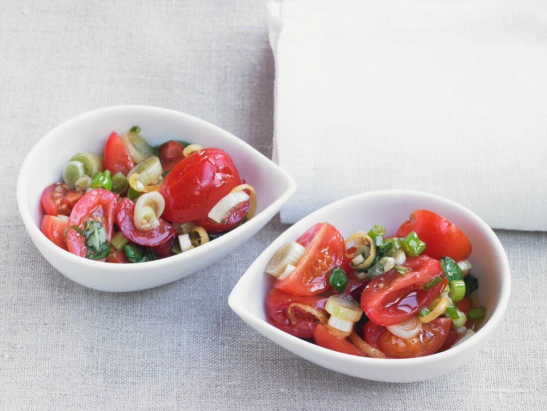 Tomatensalsa mit Frühlingszwiebeln in Schälchen