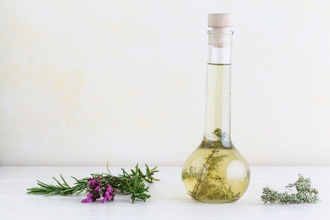 Kräuteröl mit Rosmarin, Thymian & Lavendel in Glasgefäss