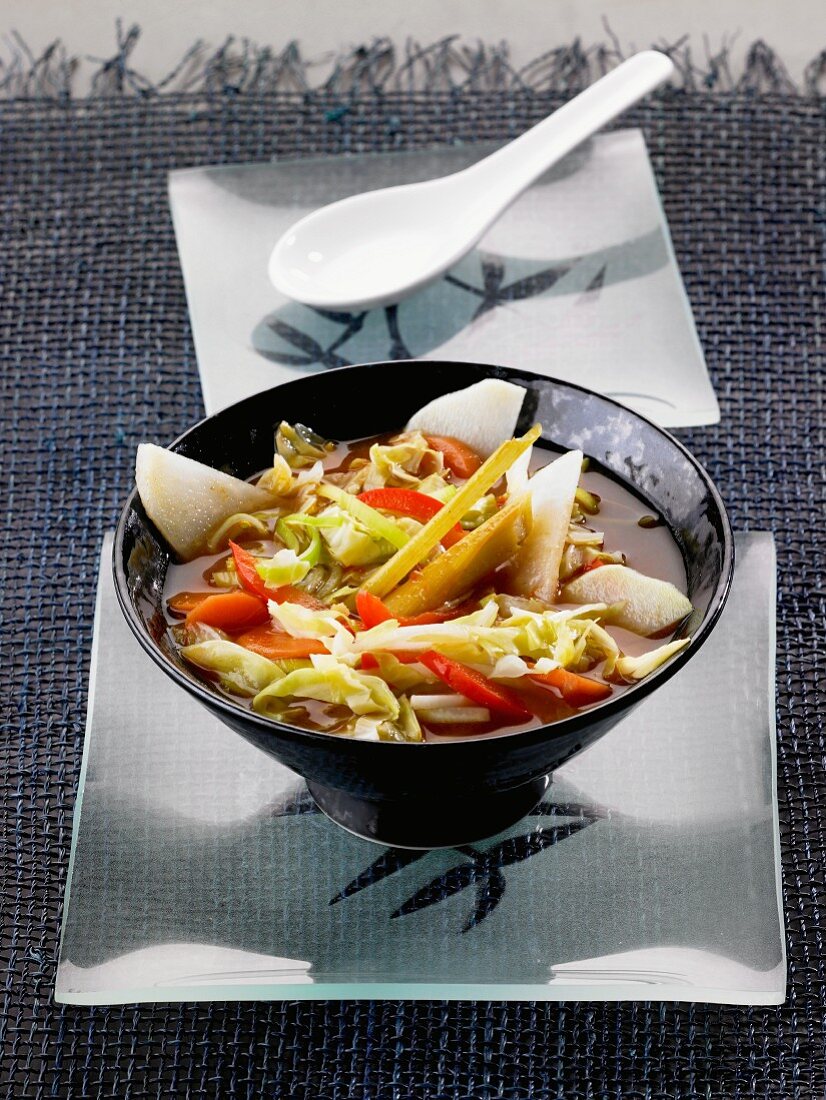 Pointed cabbage with vegetables and lemongrass