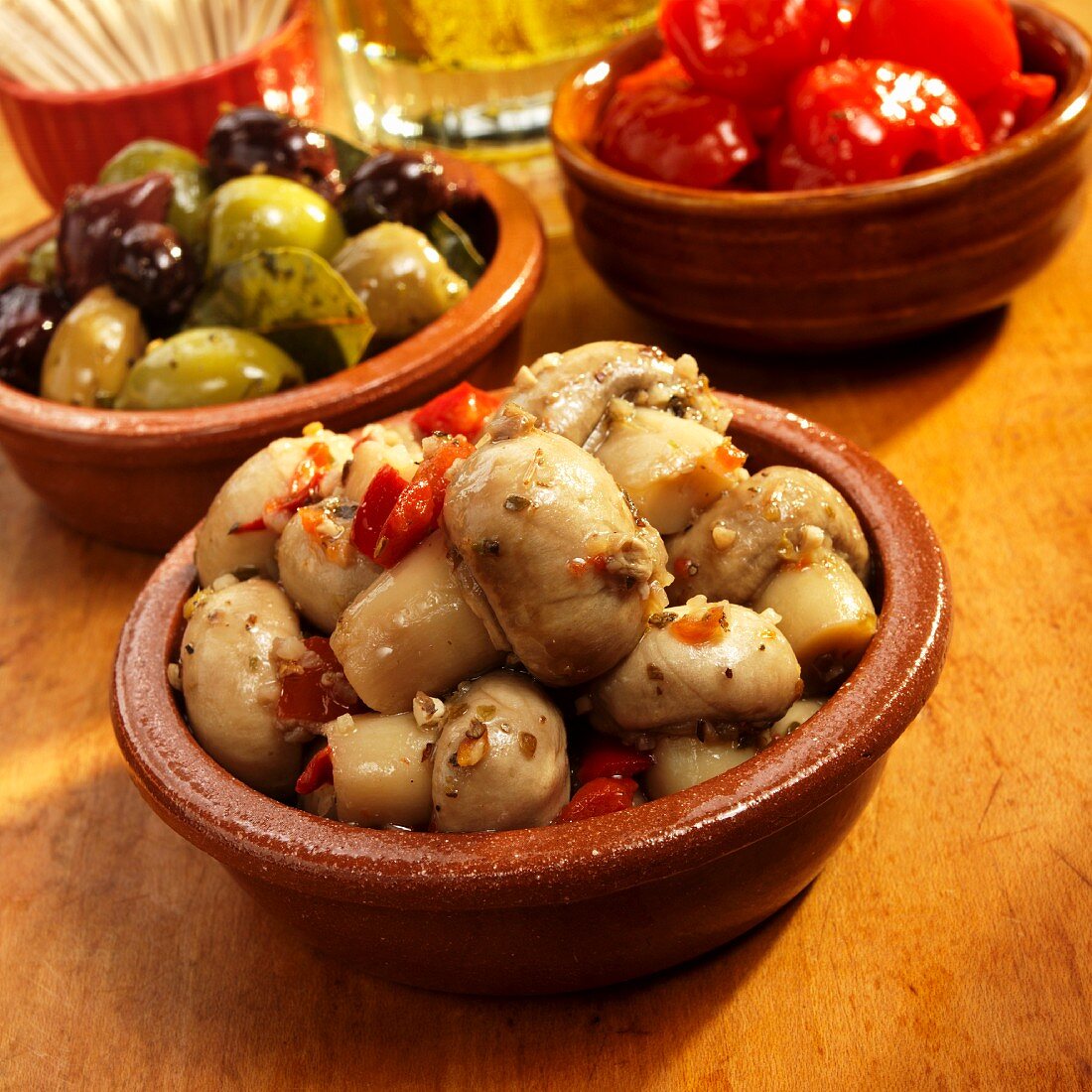 Eingelegte Pilze, Oliven & Tomaten in Schälchen