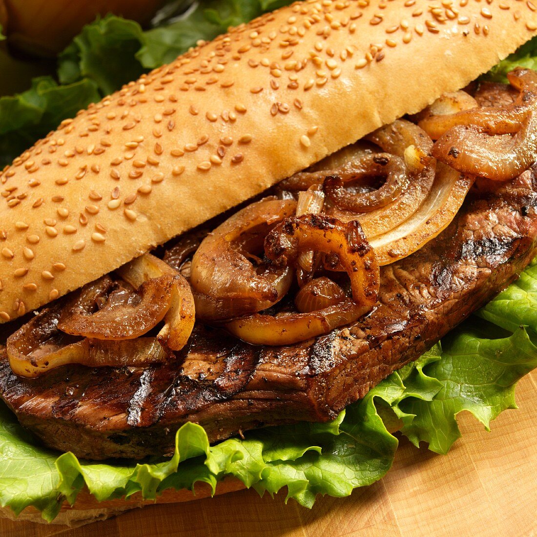 Steak-Sandwich mit Zwiebeln (Nahaufnahme)