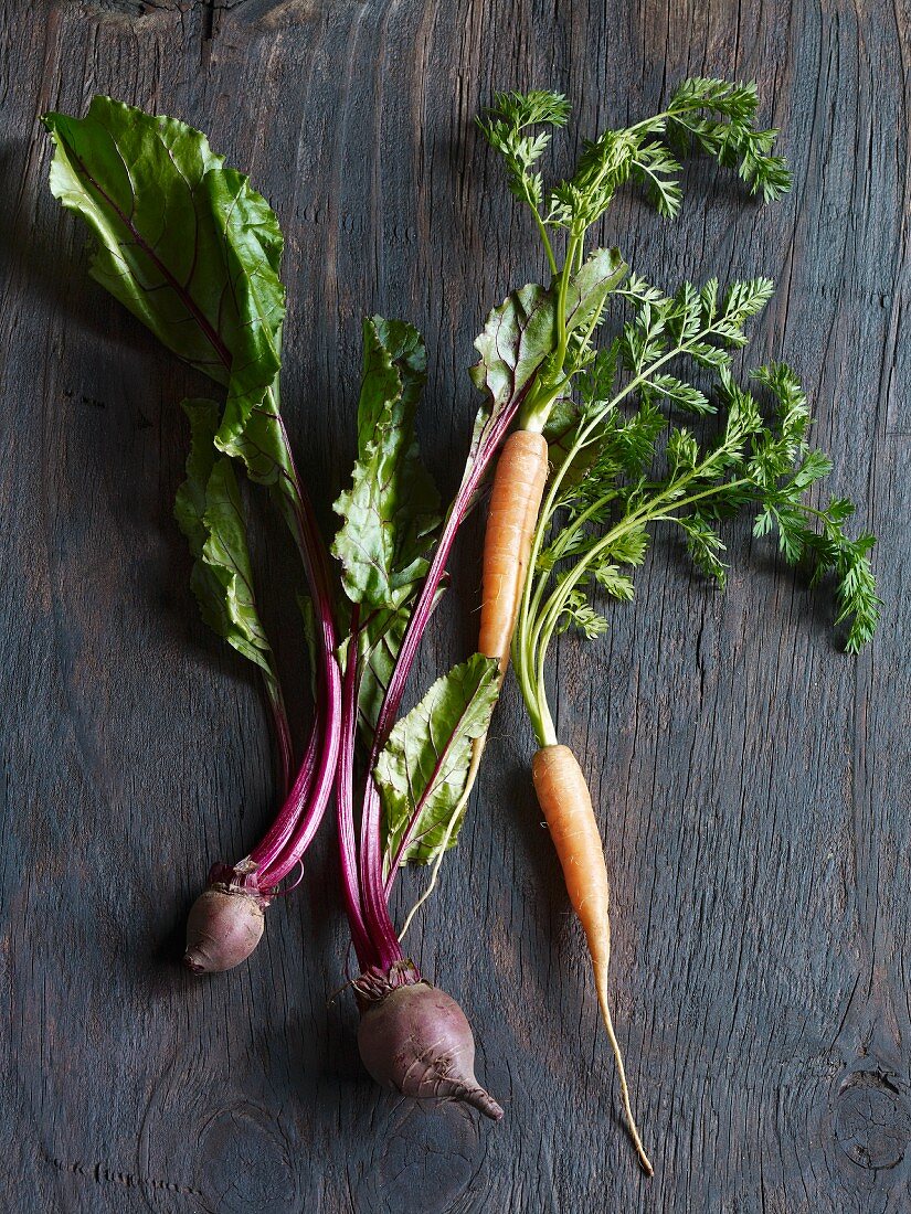Beetroot and carrots with leaves (seen from above)