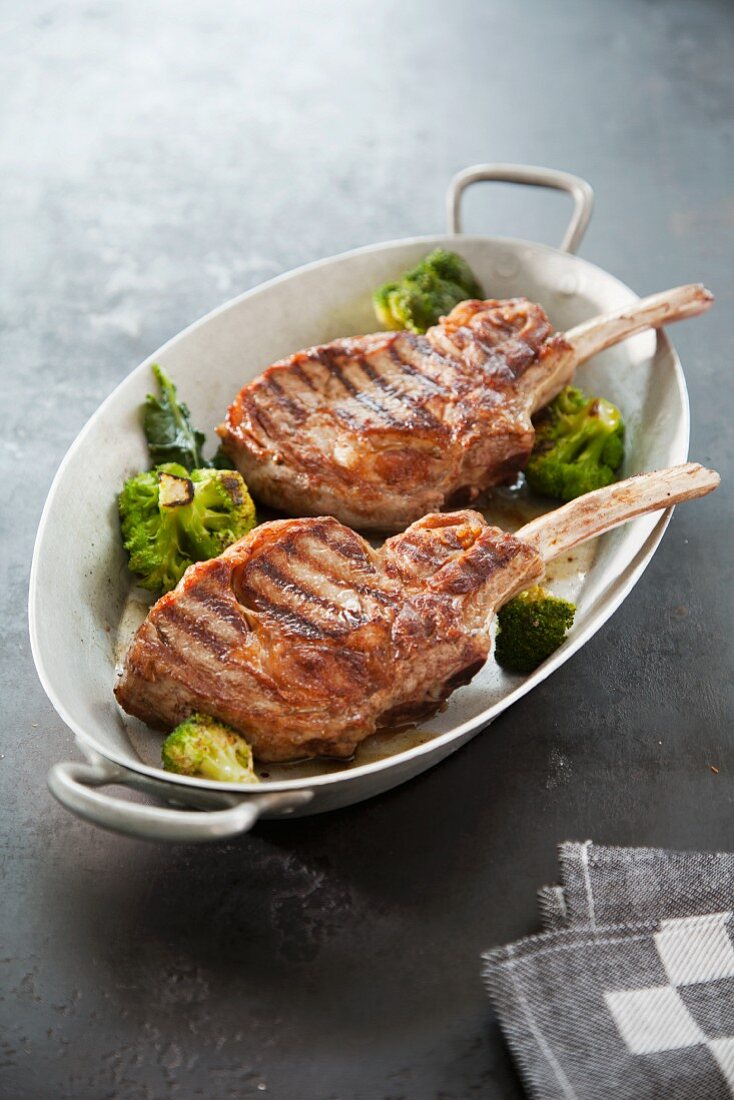 Veal chops with broccoli