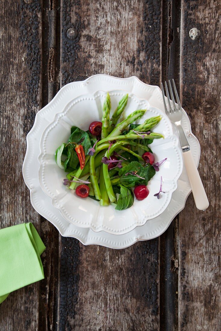Asparagus salad with chard and cherries (seen from above)