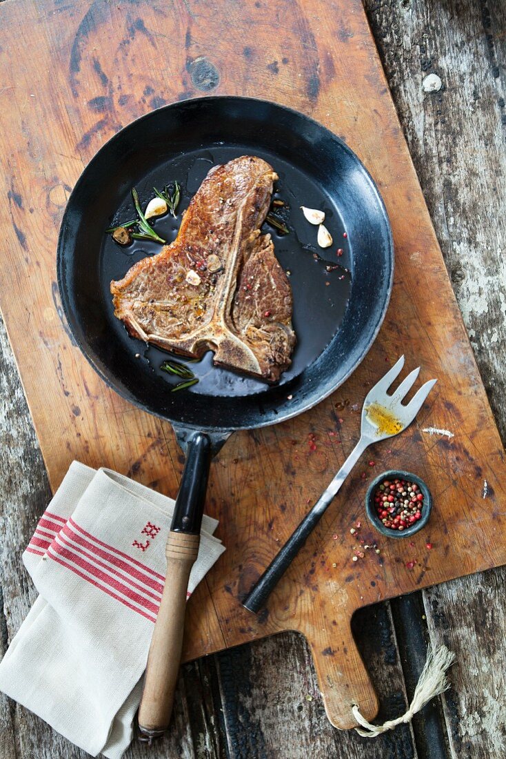 T-bone steak in a pan (seen from above)