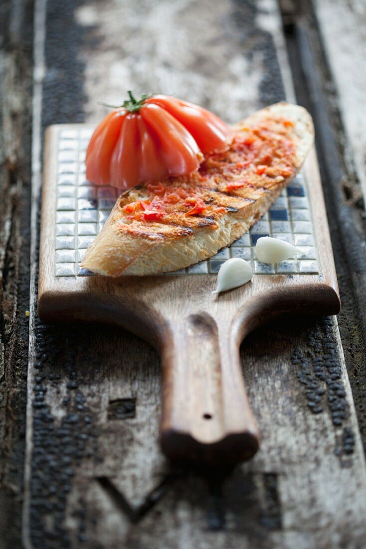 Crostini topped with tomato and garlic