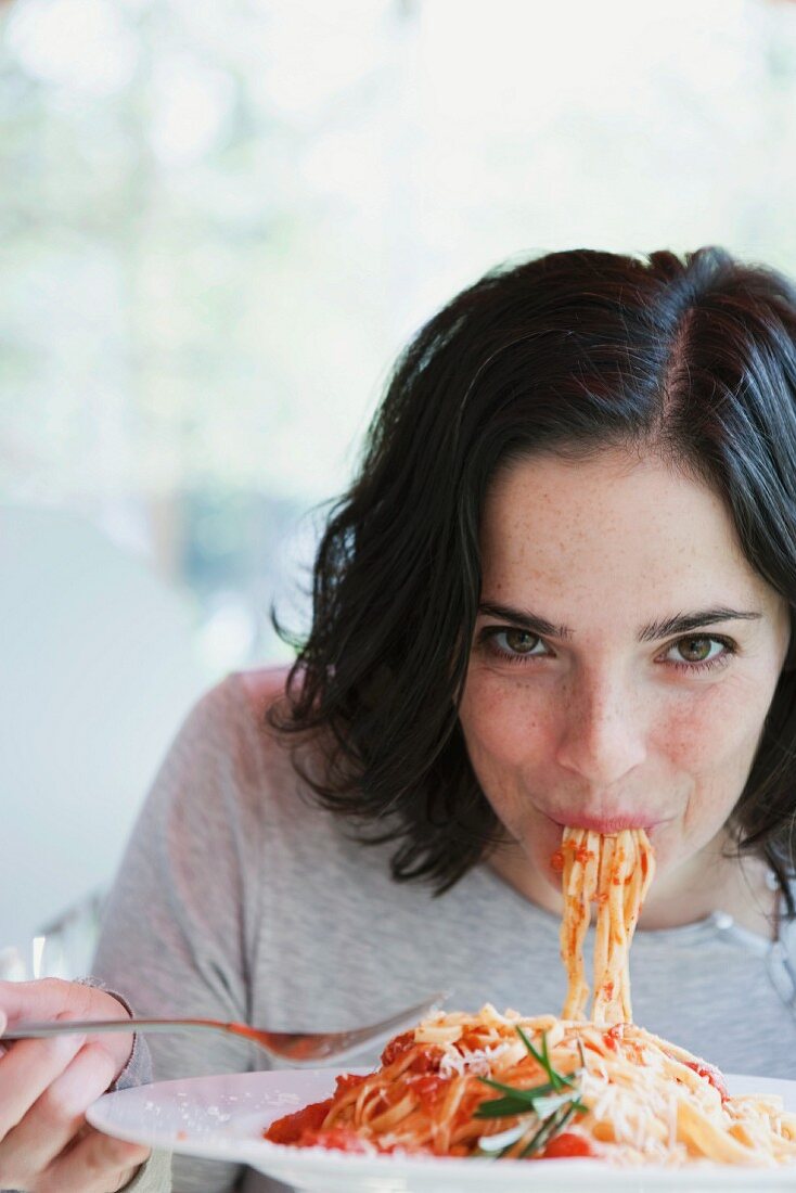 Frau isst Spaghetti