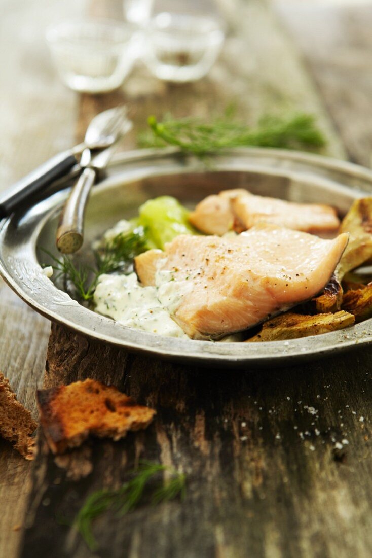 Salmon fillets with vegetables and tartare sauce