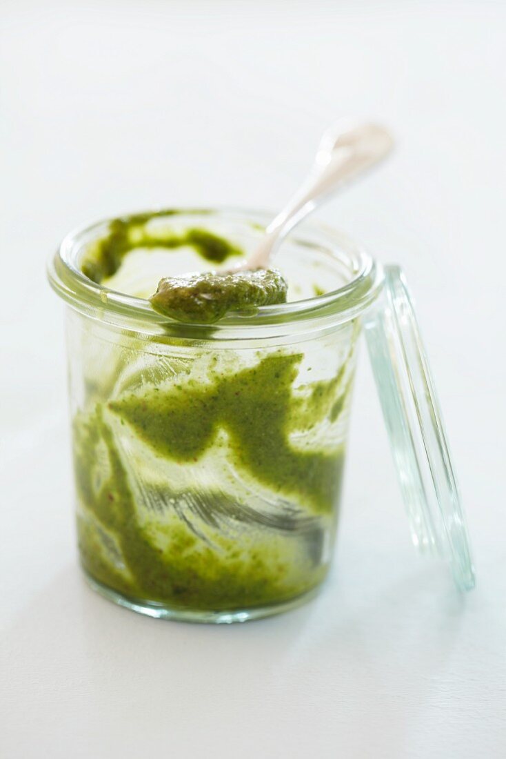 Pesto im Glas und auf Löffel