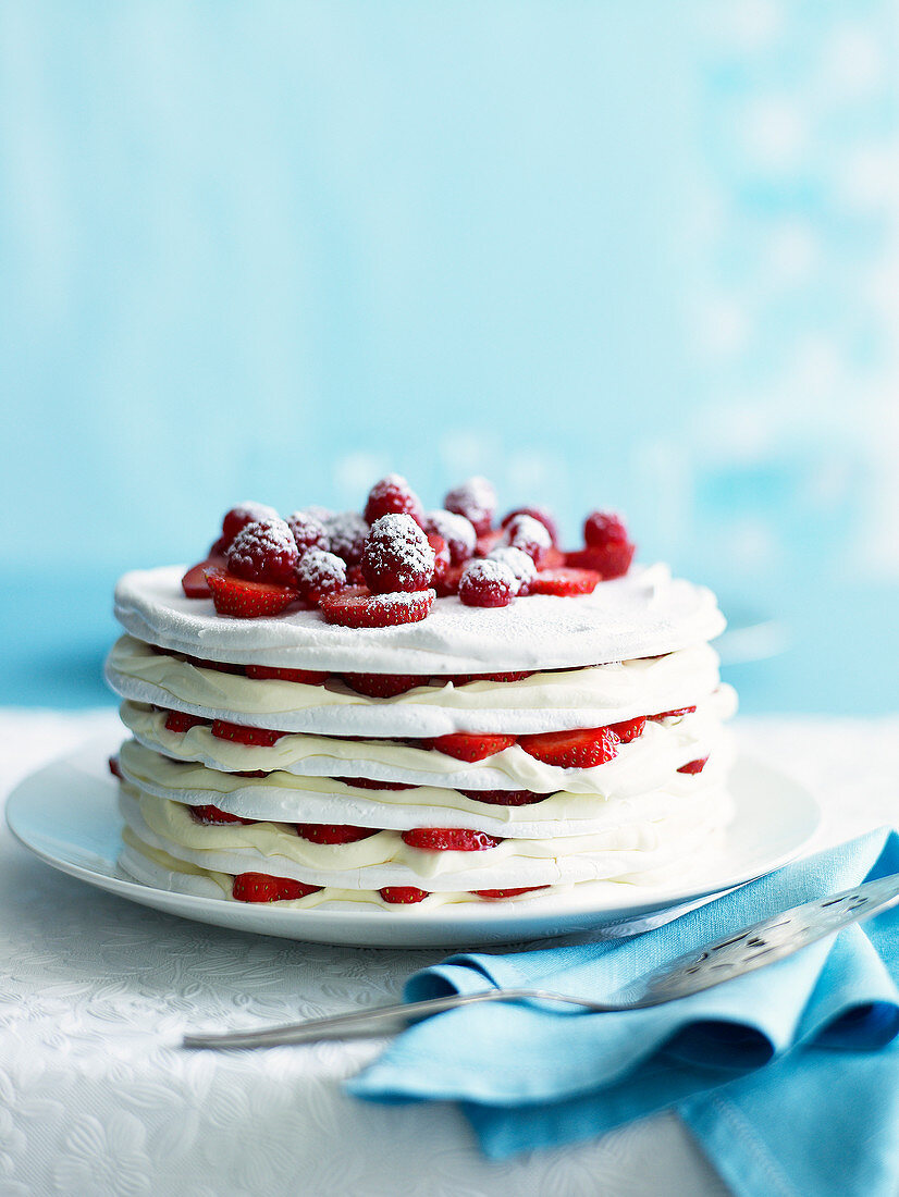 Geschichtete Baisertorte mit Erdbeeren und Sahnecreme