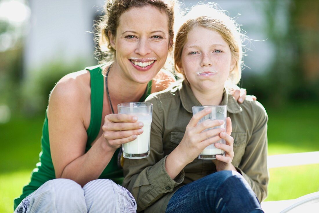 Mutter und Tochter trinken Milch