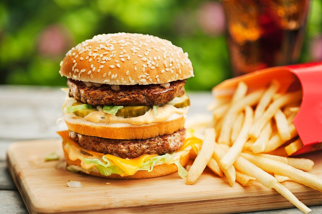 Doppelter Cheeseburger mit Pommes frites