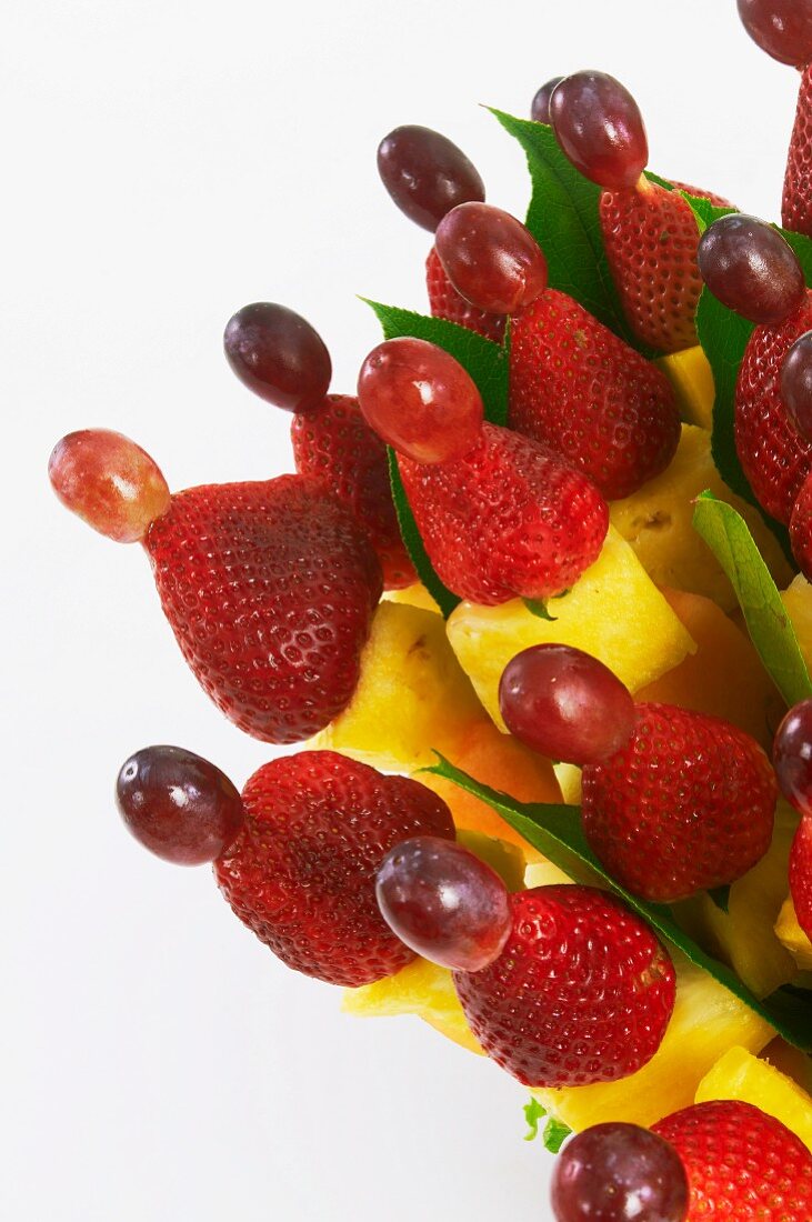 Fruchtspieße mit Weintrauben, Erdbeeren und Ananas