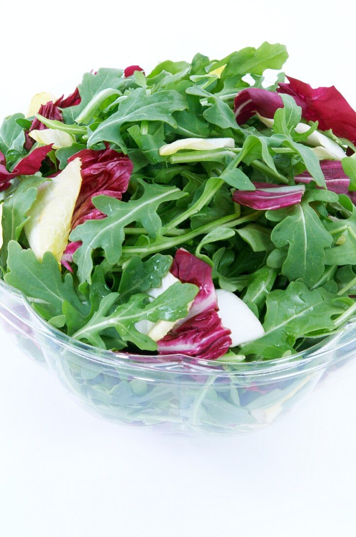 Salat mit Rucola und Kohl in einer Schüssel