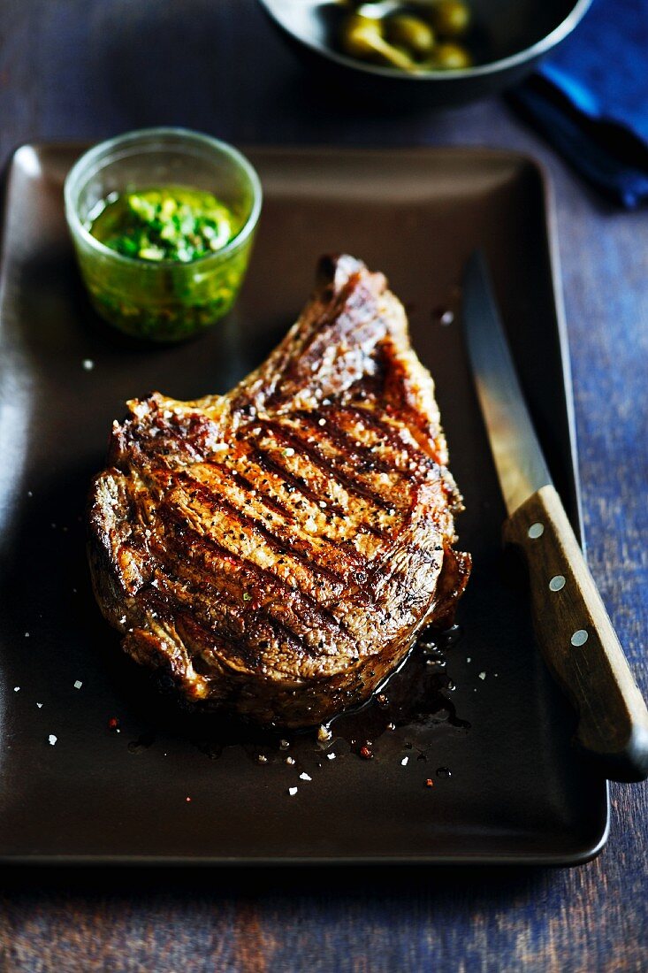 Gegrilltes Ribeye Steak mit Kräutersauce