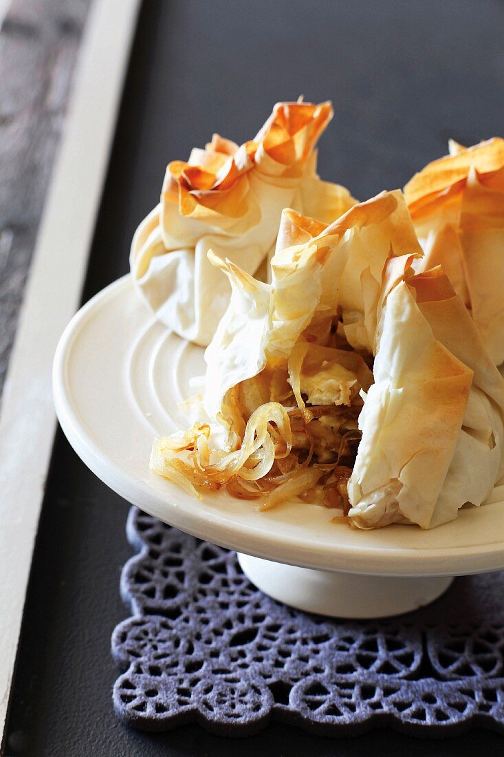 Filloteigpäckchen mit karamellisierten Zwiebeln, Birnen und Brie