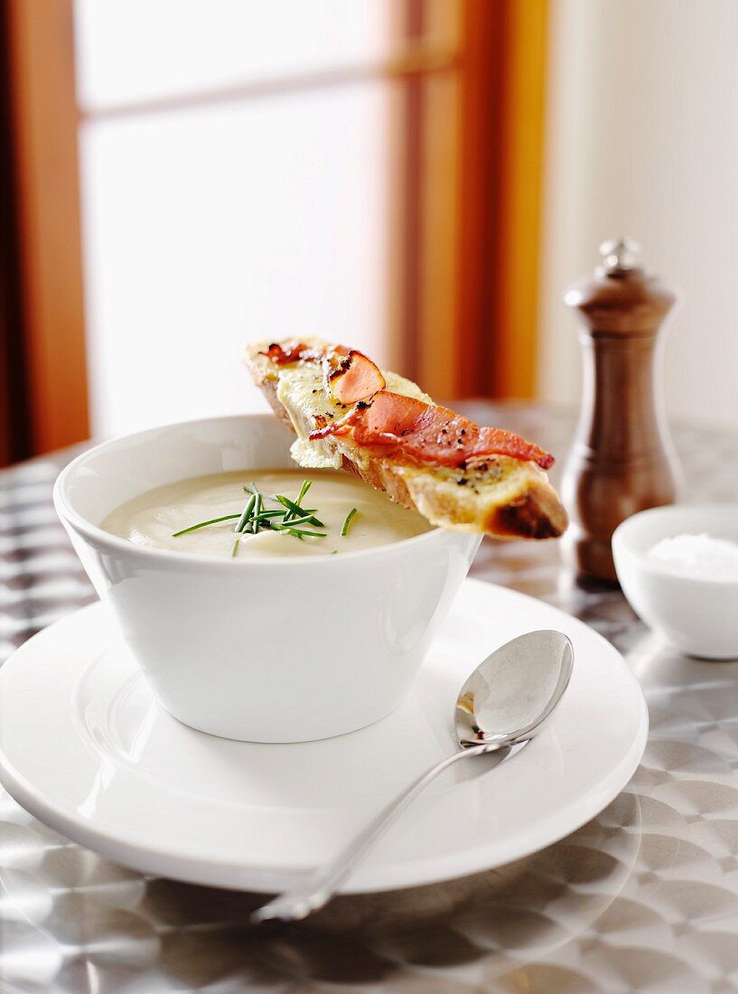 Blumenkohlcremesuppe mit Röstbrot