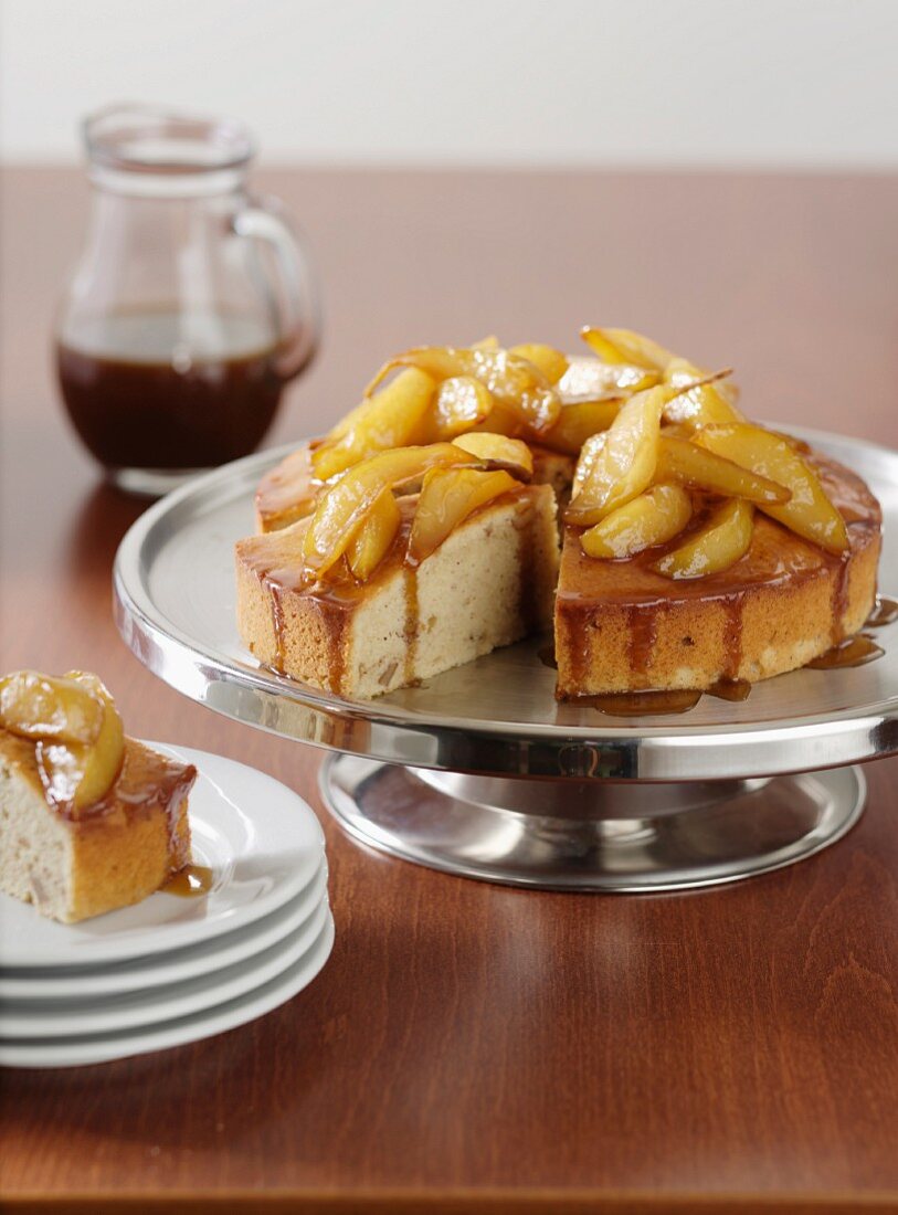 Rührteigkuchen mit Birnen auf Tortenständer