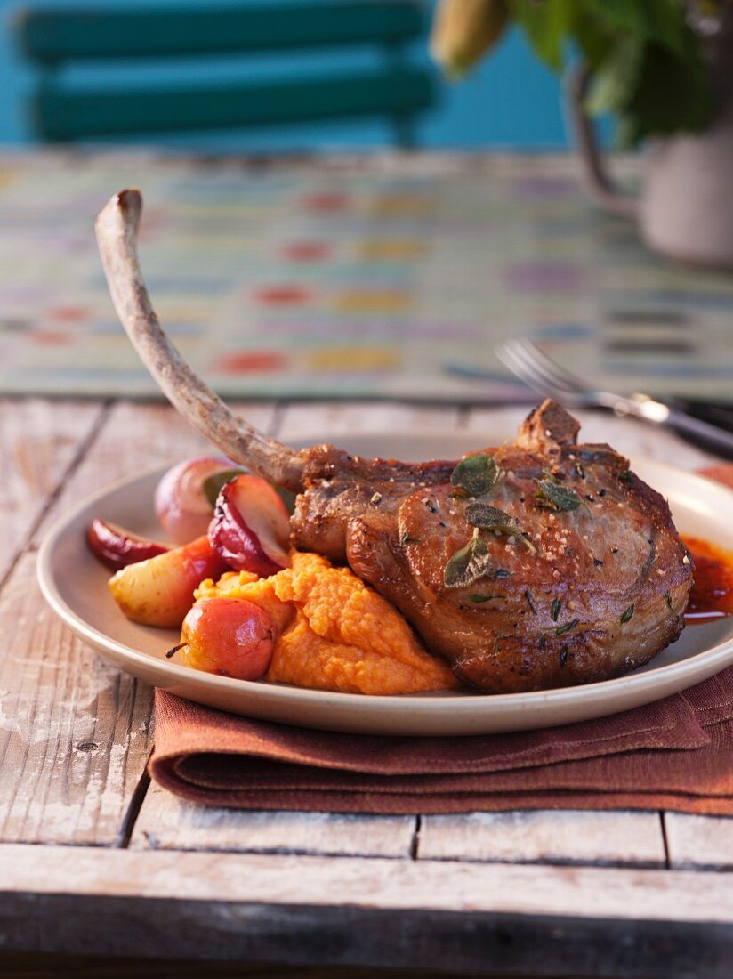 Schweinekotelett mit Kürbispüree und gebratenem Obst und Gemüse