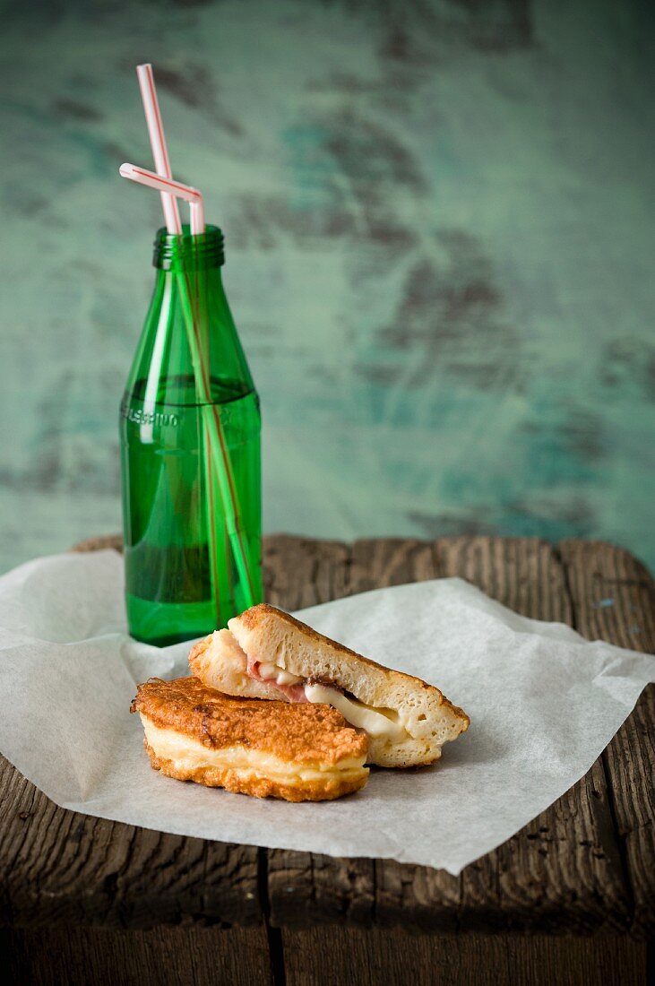 Pfannengebratenes Sandwich mit Schinken & Mozzarella