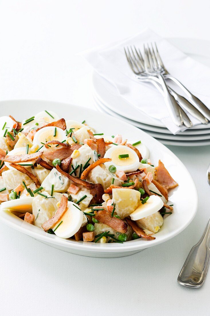 Kartoffelsalat mit Eiern, Schinken, Mais & Erbsen