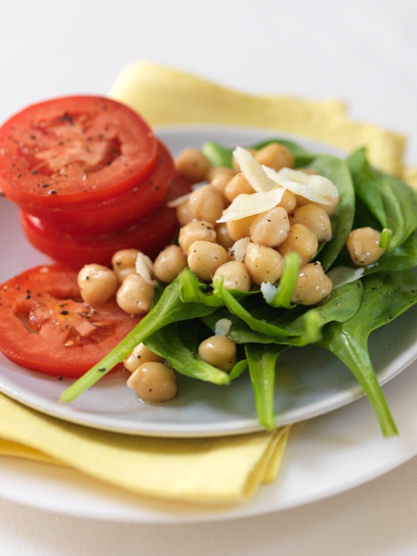 Spinatsalat mit Kichererbsen und Tomaten