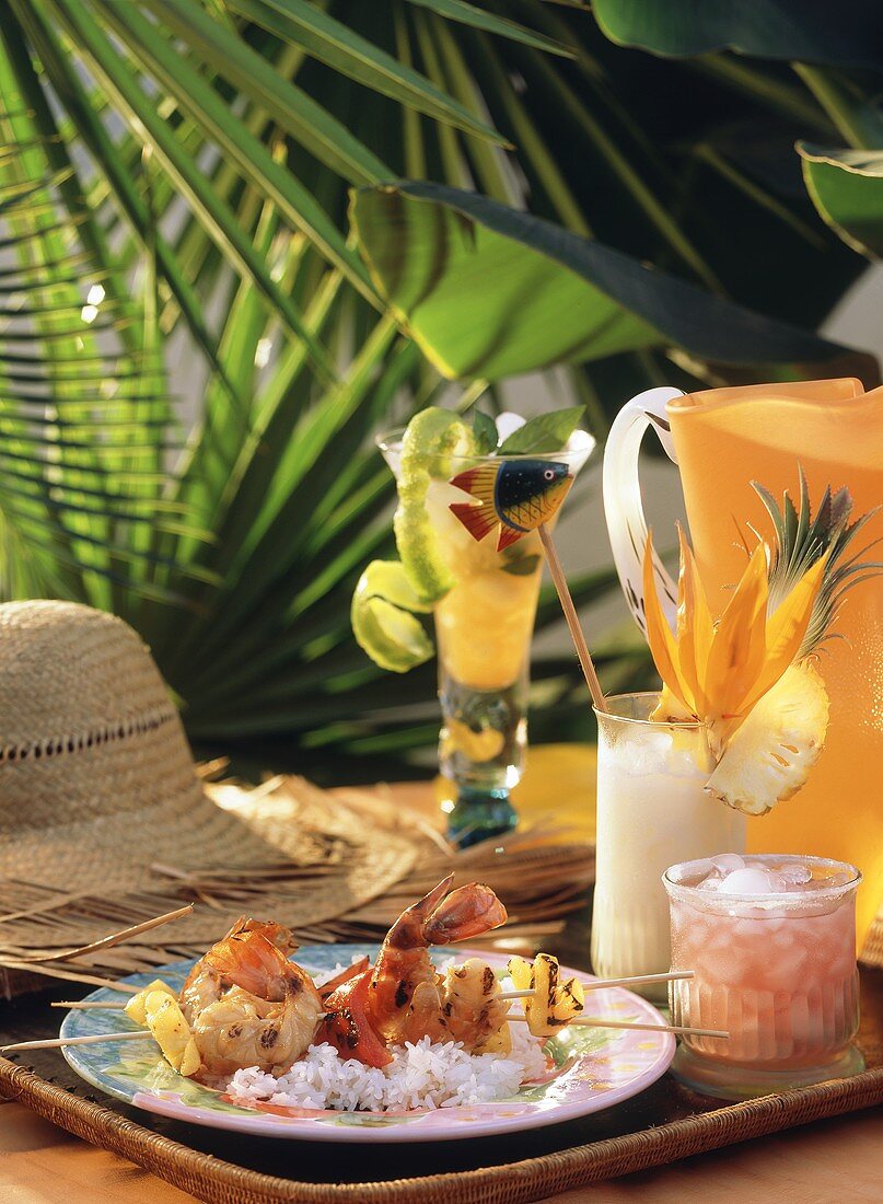 Garnelen-Ananas-Spieße auf Teller und karibische Drinks